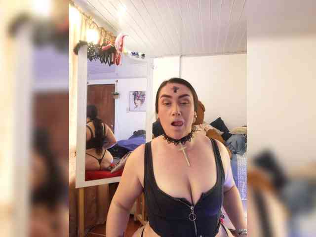 MeganHotCurvy webcam