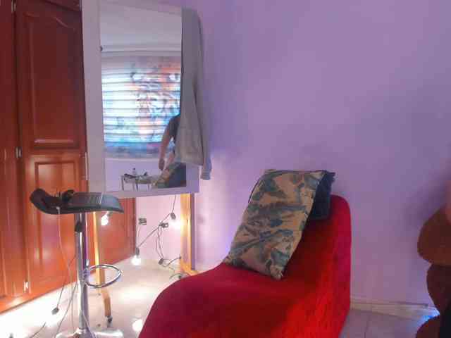 MeganHotCurvy webcam