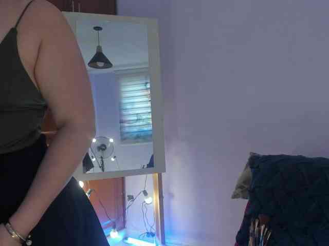 MeganHotCurvy webcam