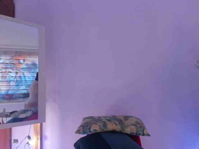 MeganHotCurvy webcam