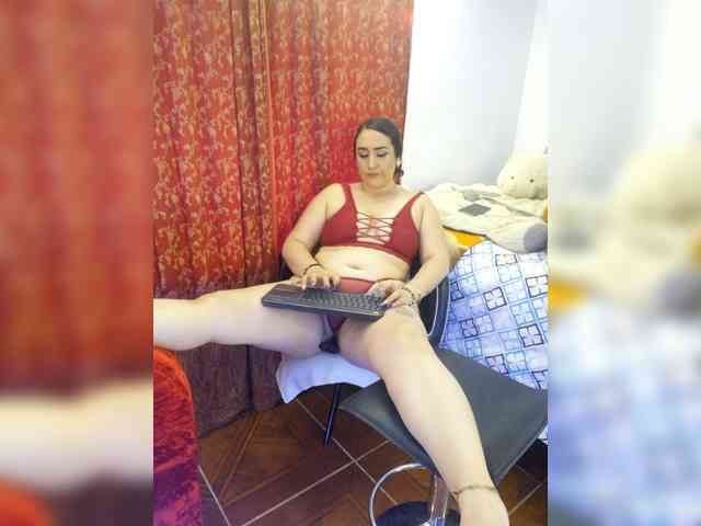 MeganHotCurvy webcam