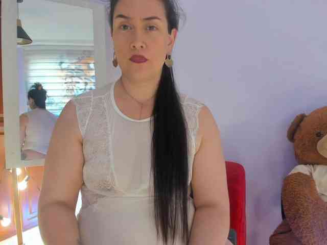 MeganHotCurvy webcam