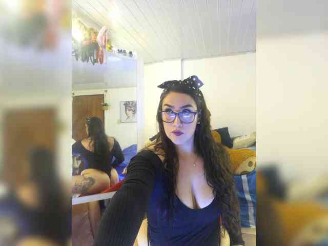 MeganHotCurvy webcam