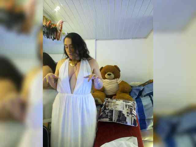 MeganHotCurvy webcam