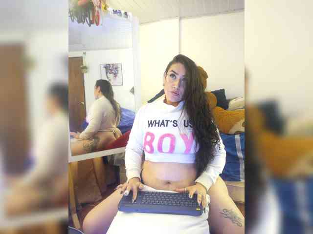 MeganHotCurvy webcam