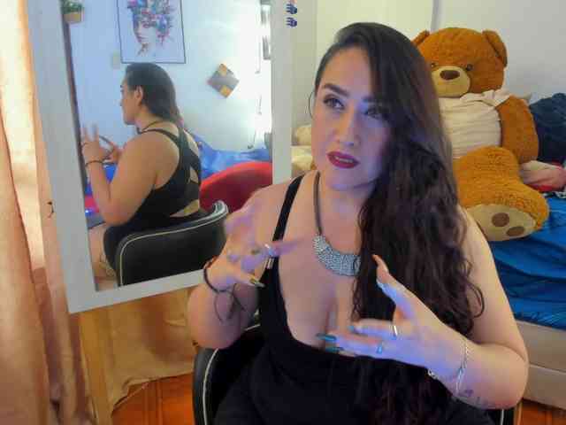MeganHotCurvy webcam