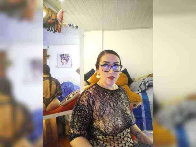 MeganHotCurvy webcam