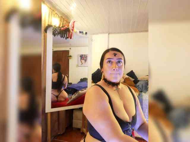 MeganHotCurvy webcam