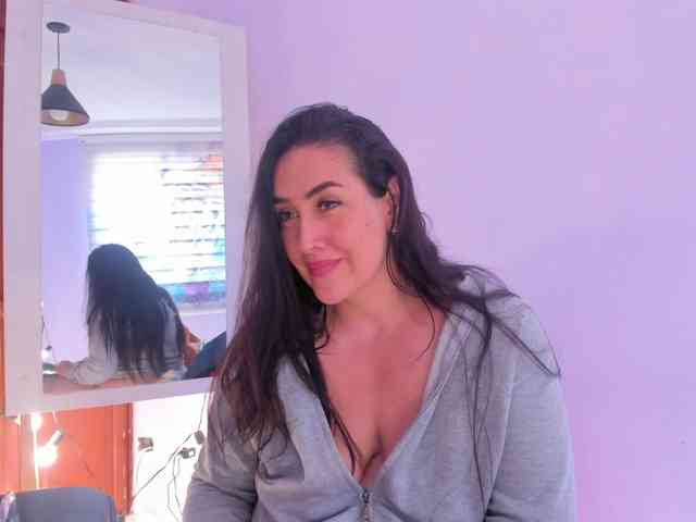 MeganHotCurvy webcam