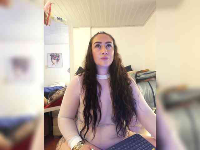 MeganHotCurvy webcam