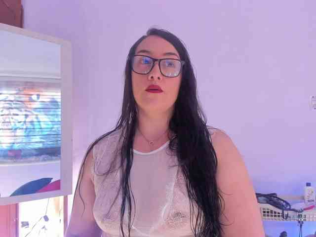 MeganHotCurvy webcam