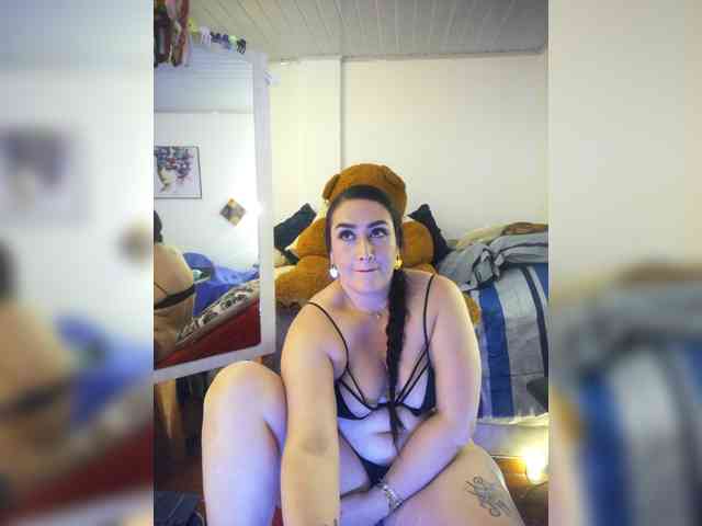 MeganHotCurvy webcam