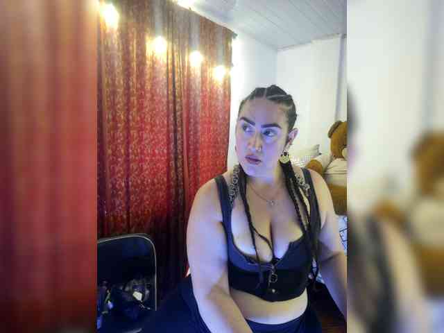 MeganHotCurvy webcam