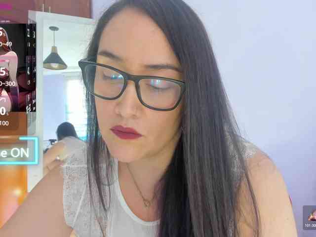 MeganHotCurvy webcam