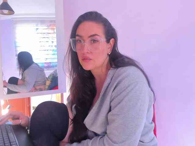 MeganHotCurvy webcam