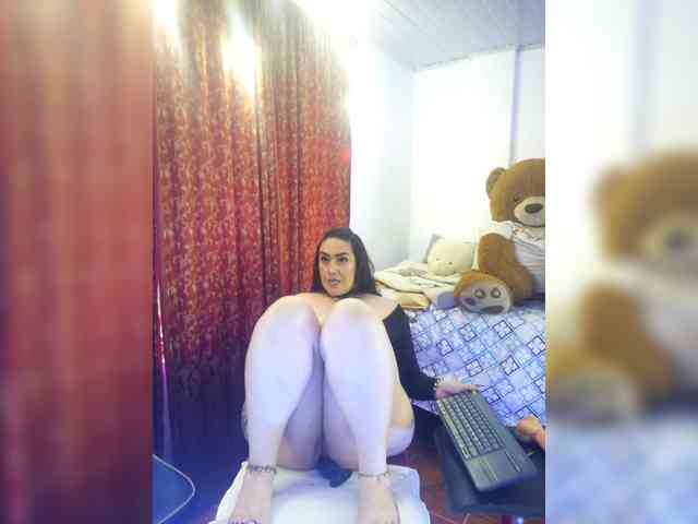 MeganHotCurvy webcam