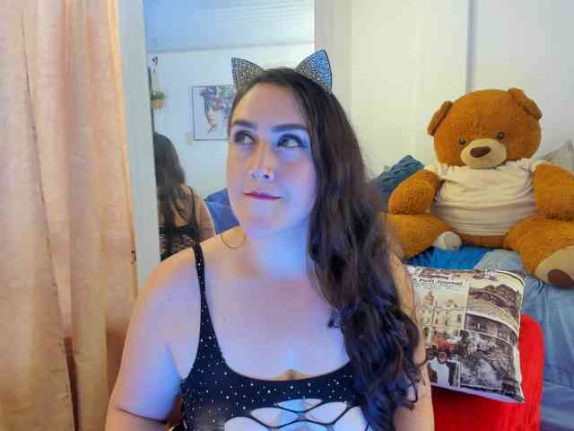 MeganHotCurvy webcam