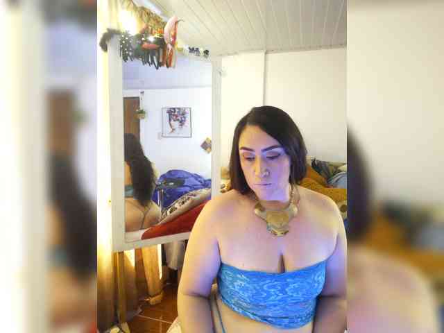 MeganHotCurvy webcam