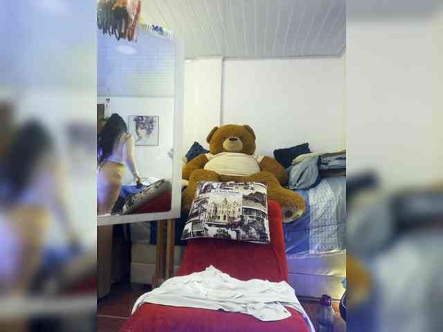 MeganHotCurvy webcam