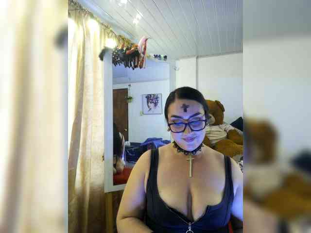 MeganHotCurvy webcam