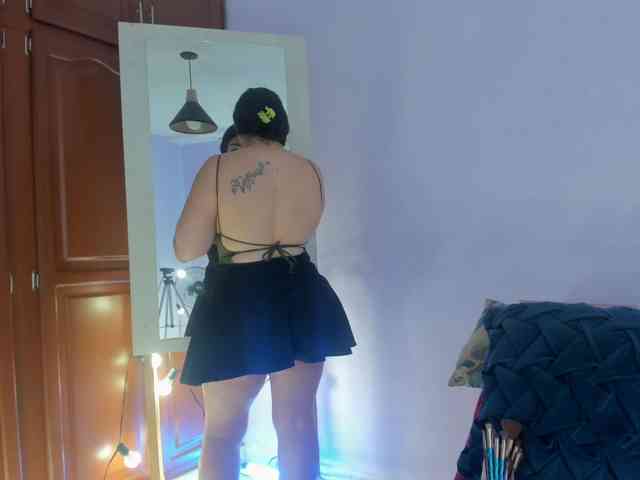 MeganHotCurvy webcam
