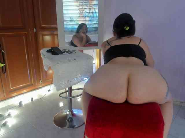 MeganHotCurvy webcam