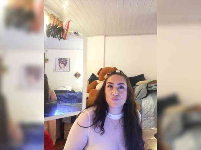 MeganHotCurvy webcam