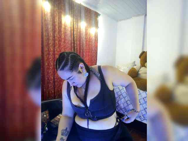 MeganHotCurvy webcam