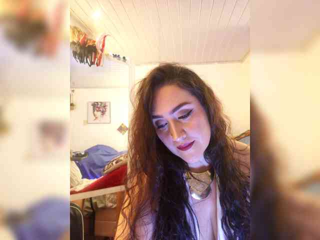 MeganHotCurvy webcam