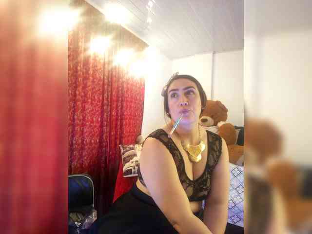 MeganHotCurvy webcam