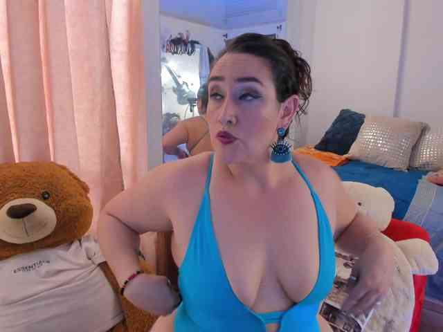 MeganHotCurvy webcam