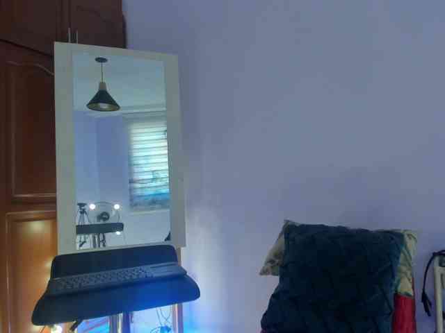 MeganHotCurvy webcam