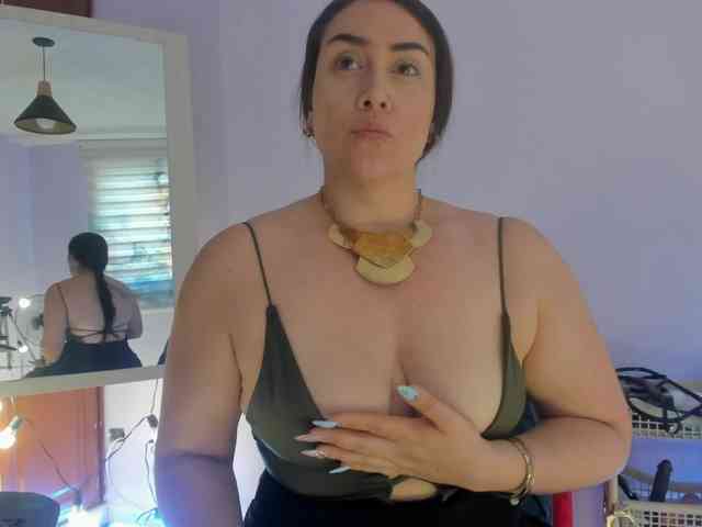 MeganHotCurvy webcam