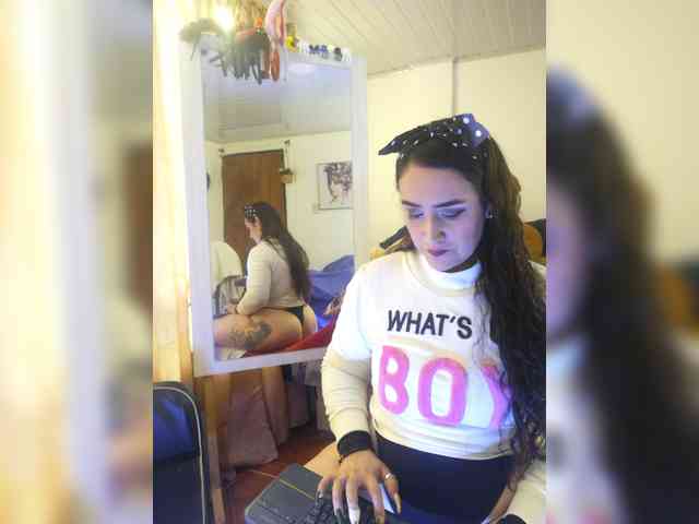 MeganHotCurvy webcam