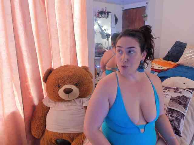 MeganHotCurvy webcam