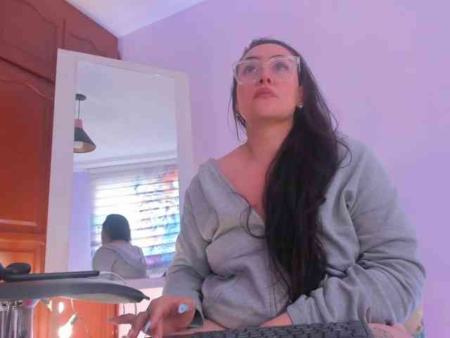 MeganHotCurvy webcam