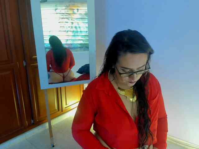 MeganHotCurvy webcam