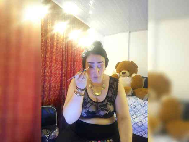 MeganHotCurvy webcam