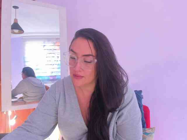 MeganHotCurvy webcam