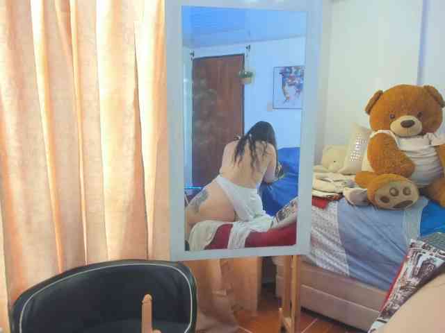 MeganHotCurvy webcam