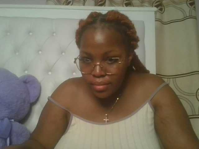 le modèle CuteTinkerbella est en webcam porno dans un show sur le site bongacams, il possède les tags suivants: Ebony,Brunette,Trimmed