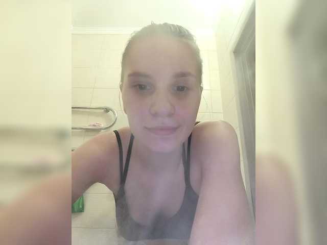 me-la-nia19 from BongaCams