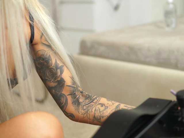 AprilHadid's BongaCams show and profile