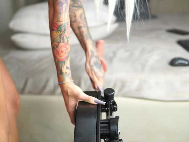 AprilHadid's BongaCams show and profile