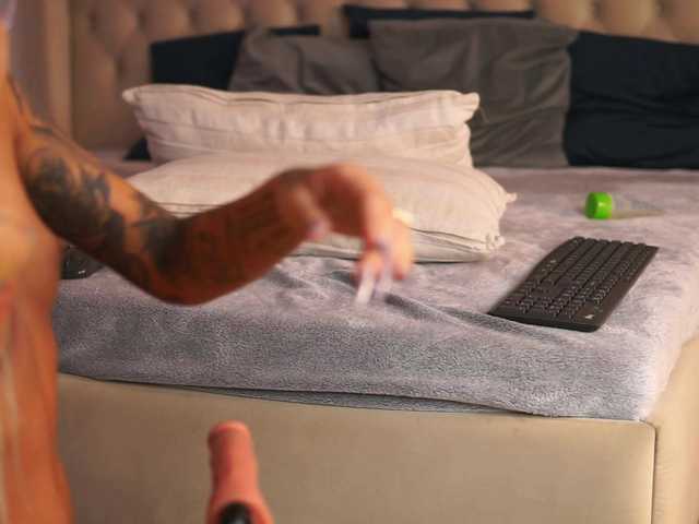 AprilHadid's BongaCams show and profile