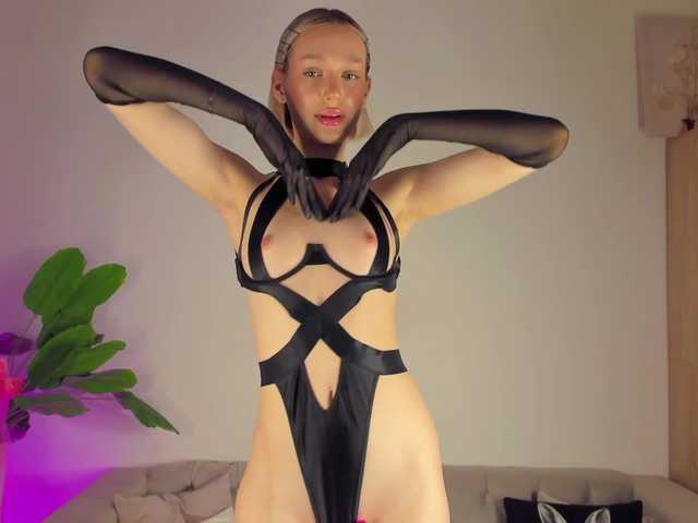 IceStrawberry live cam profile