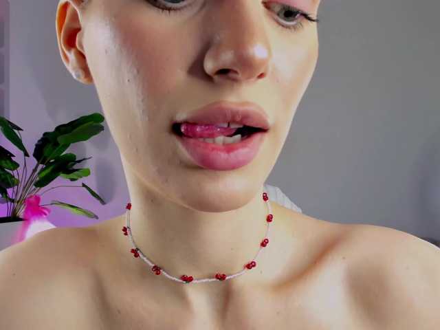 IceStrawberry's BongaCams show and profile