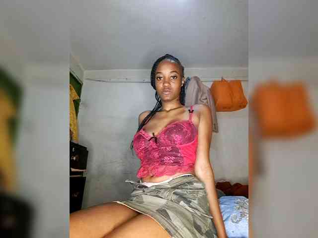 Sexypetiteher webcam