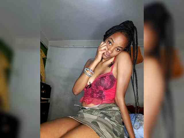 Sexypetiteher webcam