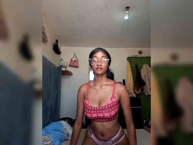 Sexypetiteher webcam